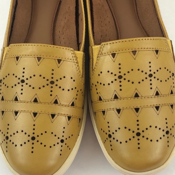 Cobb Hill Shoes Womens 7 Sweet Corn Bailee Perforated Leather Loafers Slip on - Picture 6 of 9